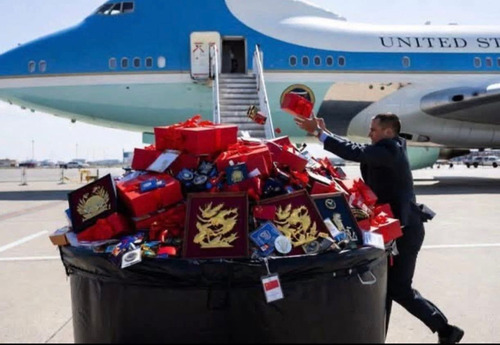 Трампын айлчлалын баг Хятадын өгсөн бэлэг сэлтийг Air Force One-д суухаас өмнө хаяжээ